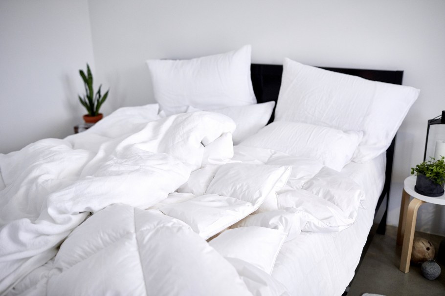 Белые подушки на кровати