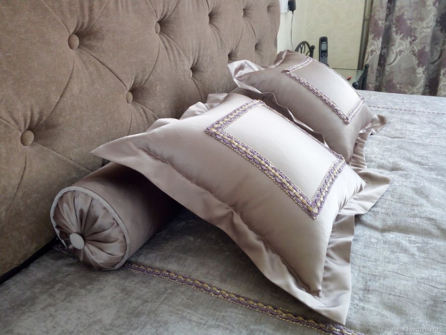 Подушки на кровати