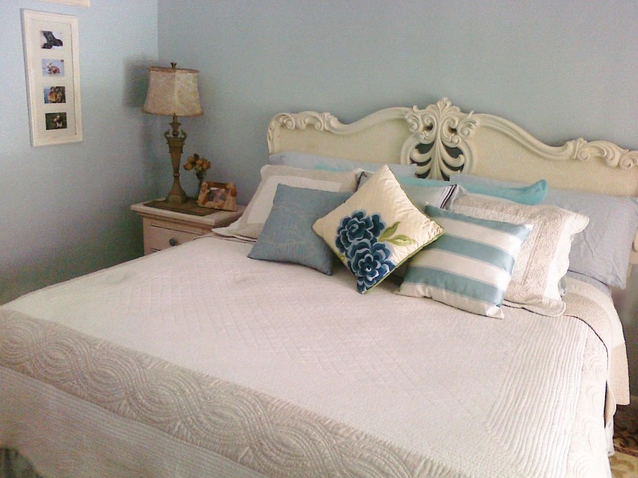 Декоративные подушки на кровать