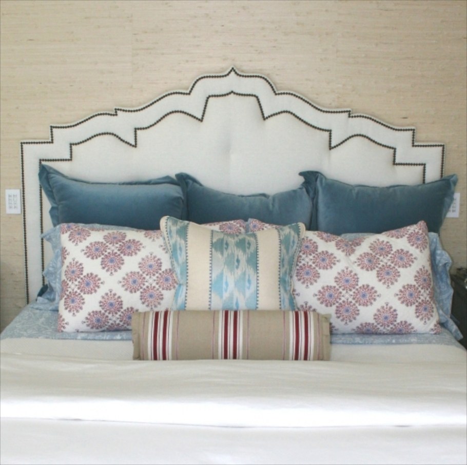 Раскладка подушек на кровати