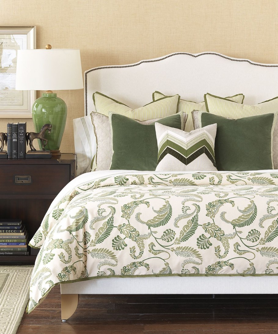 Декоративные подушки в спальню