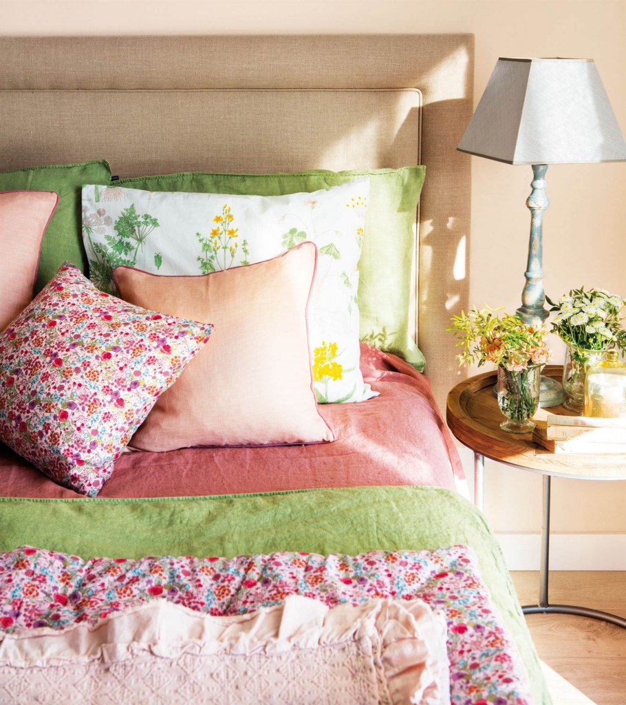 Красивые подушки на кровать