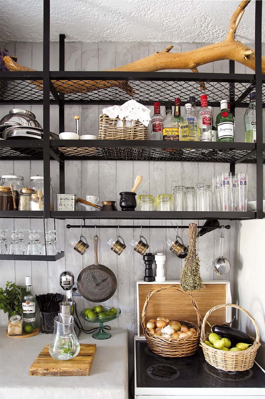 Кухня с открытыми полками в стиле лофт