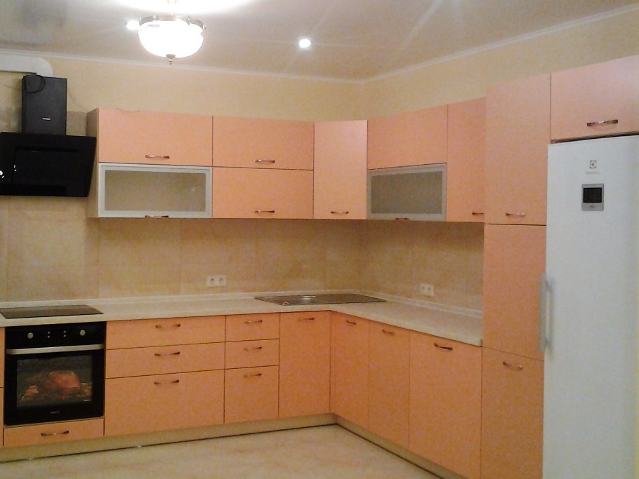 Угловые кухни персикового цвета