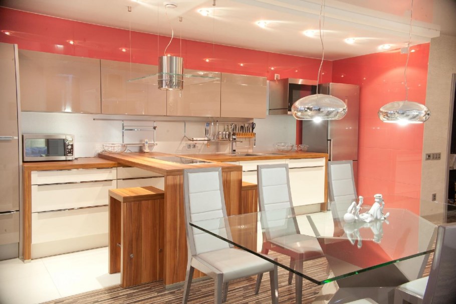Интерьер кухни а коралловых тонах