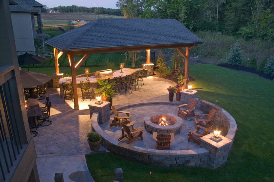 Кострище рядом с беседкой