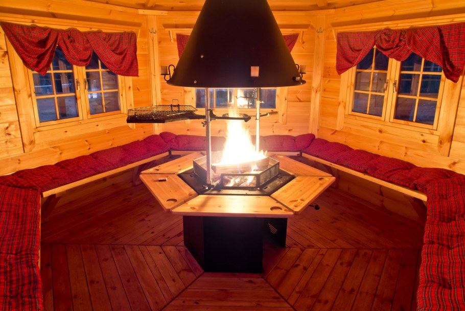 Круглая каменная беседка