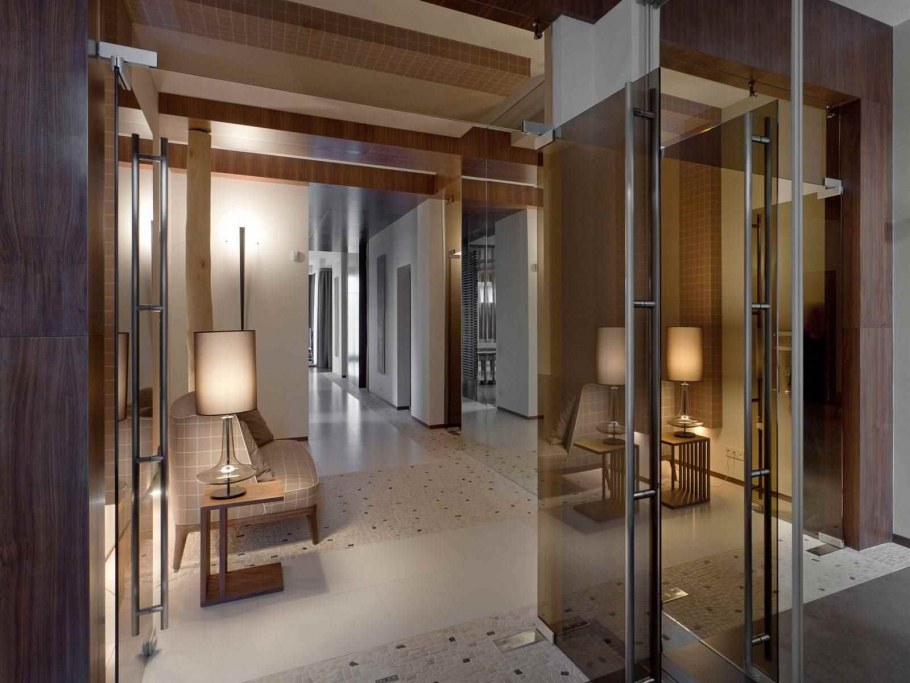 Интересные перегородки в холле