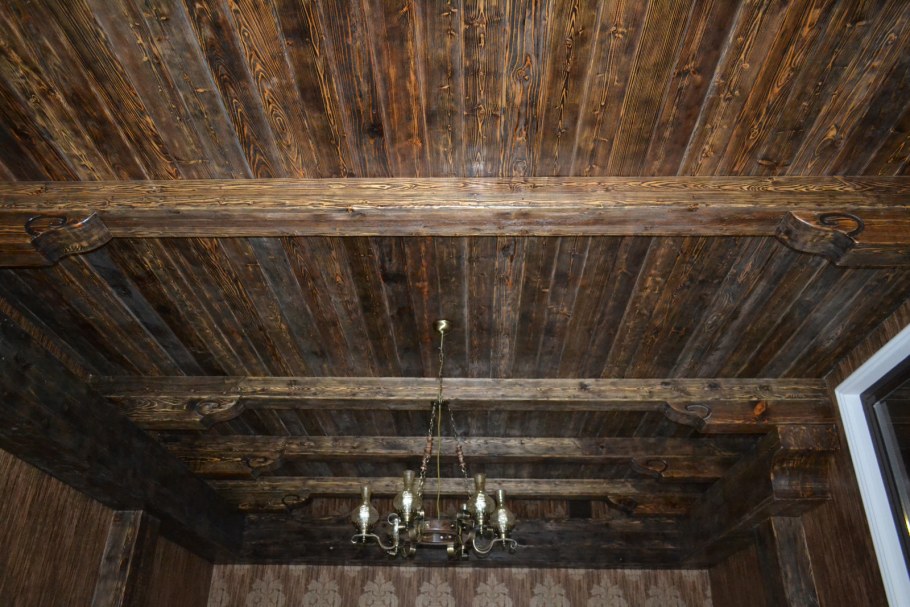 Старый деревянный потолок