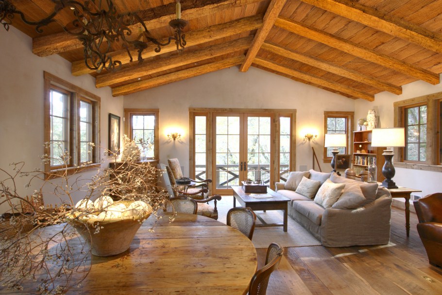 Интерьер дома с деревянной отделкой