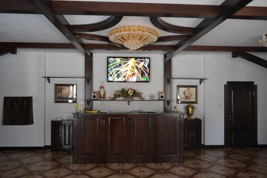 Потолок из дерева под старину