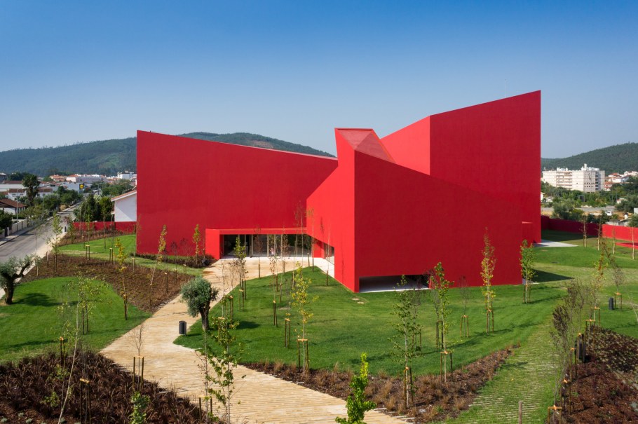 Красный дом искусств в Португалии