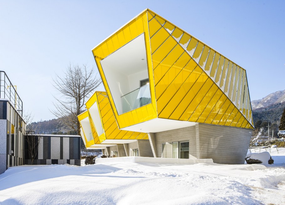 Дом с желтой крышей