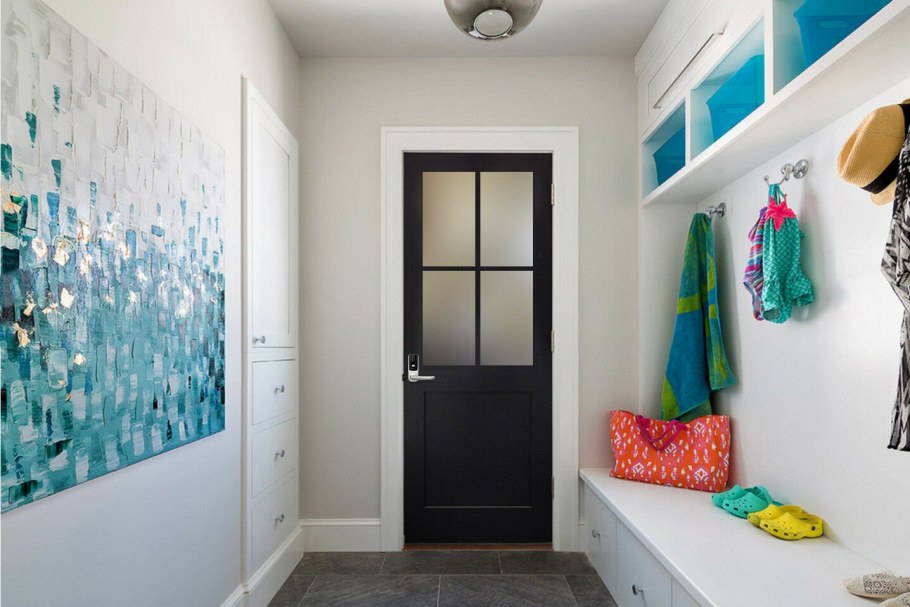 Синие стены в прихожей