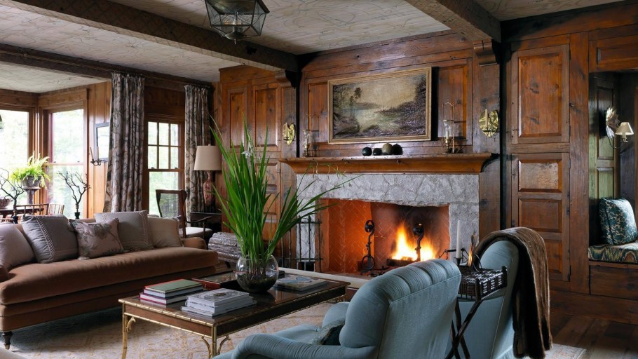 Гостиная в стиле рустик с камином