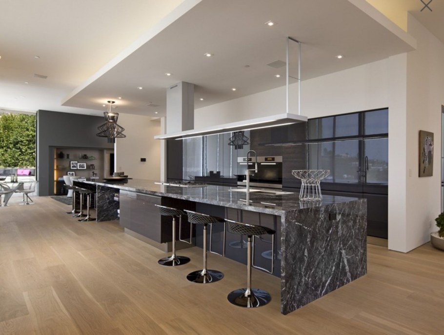 Кухня с черным мраморным островом