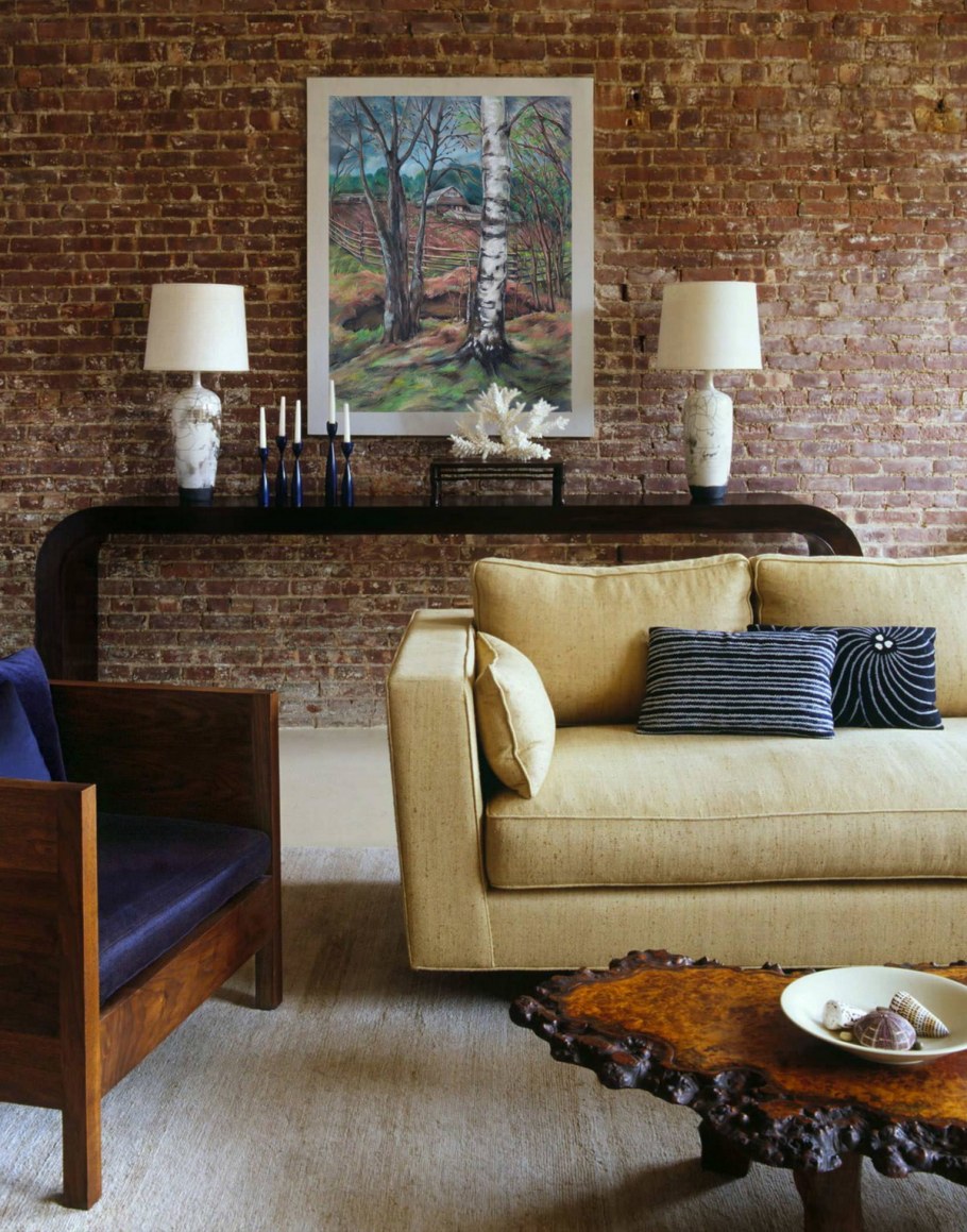 Кирпичная стена в интерьере гостиной