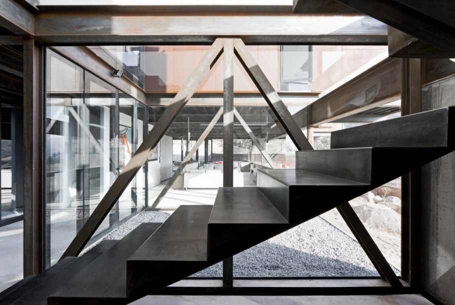 Caterpillar House от архитектора Sebastián Irarrázaval, lo Barnechea, Сантьяго де Чили