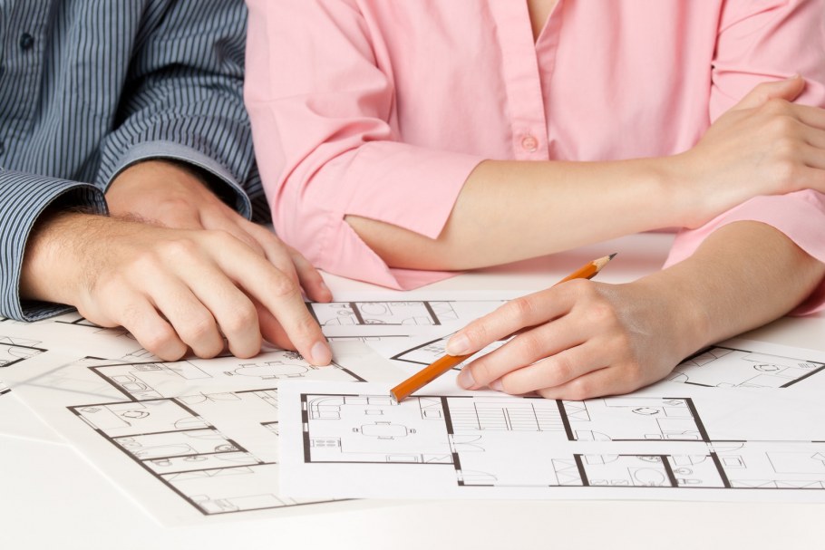 Дизайнер с заказчиком на объекте