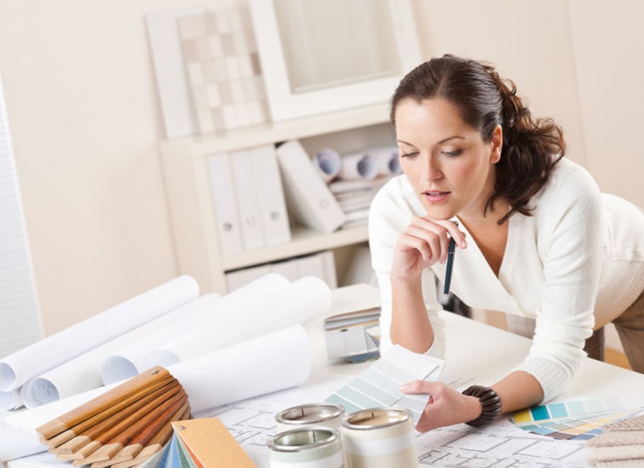 Девушка дизайнер интерьера