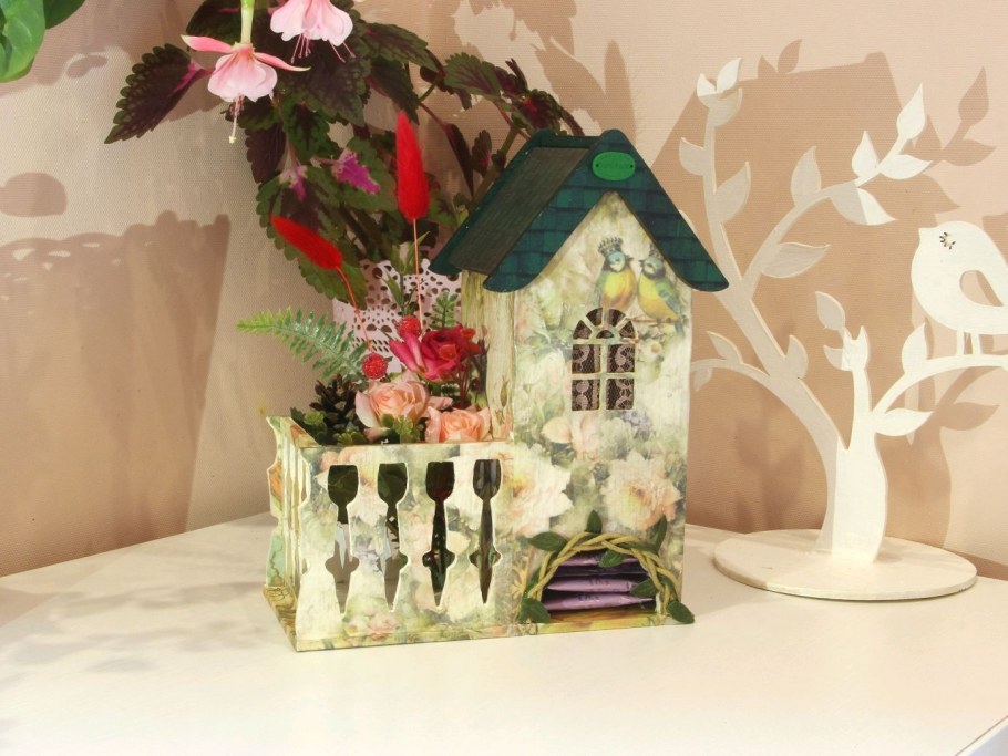 Чайный домик с конфетницей декор
