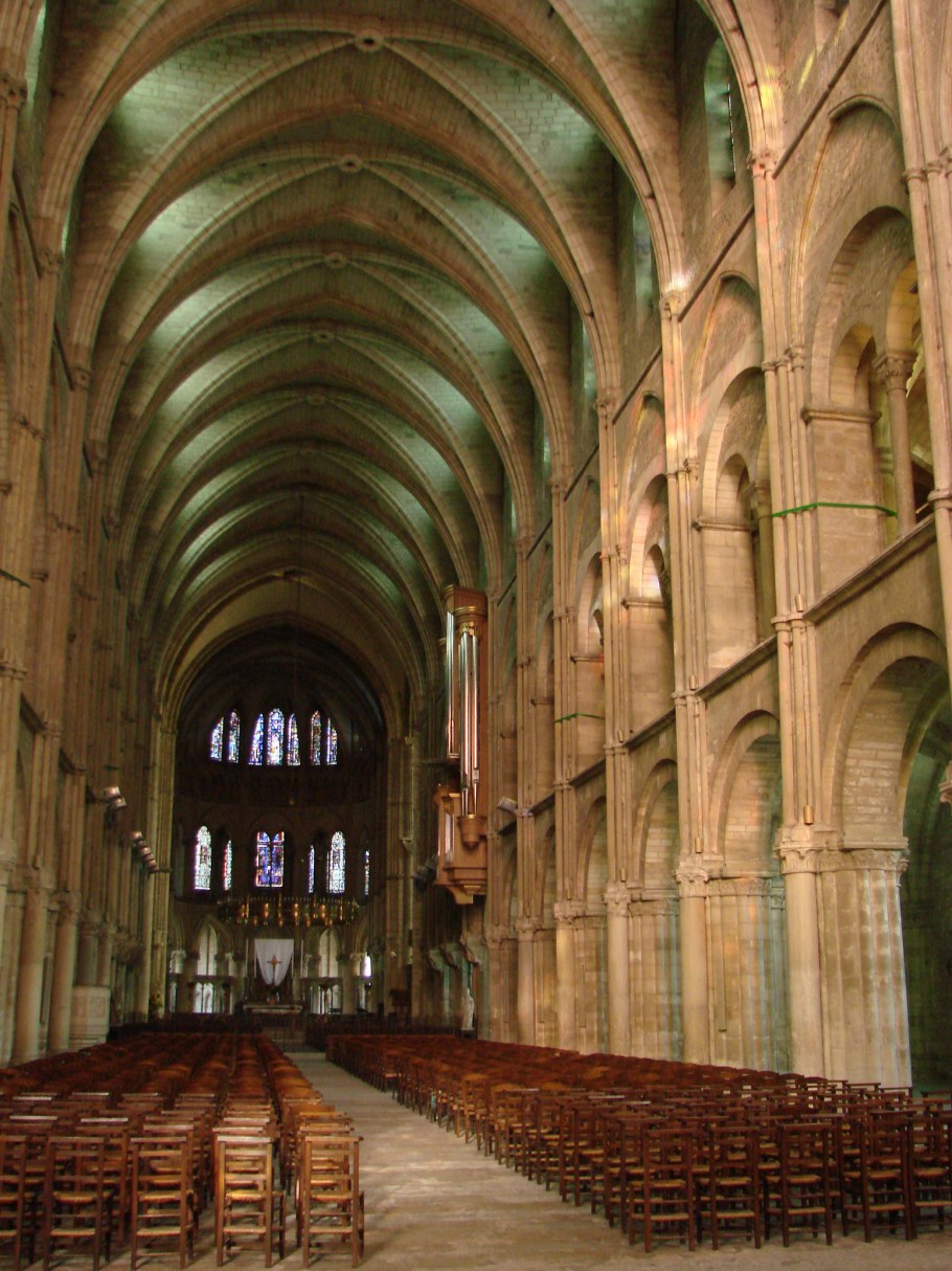 Романский собор изнутри