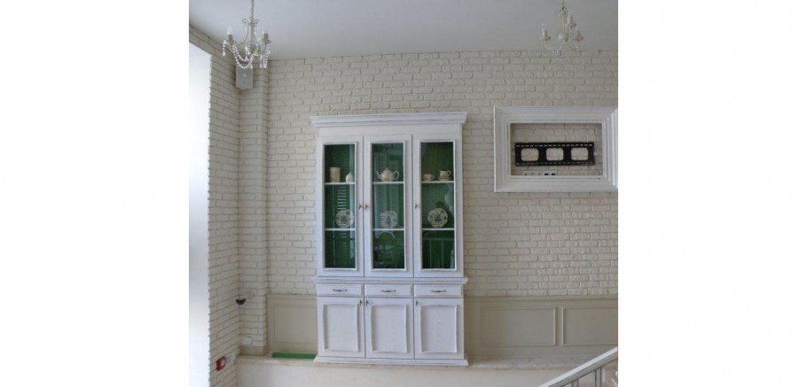 Кирпич и лепнина в интерьере