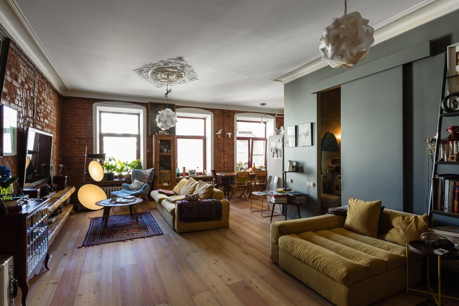 Молдинг на кирпичной стене