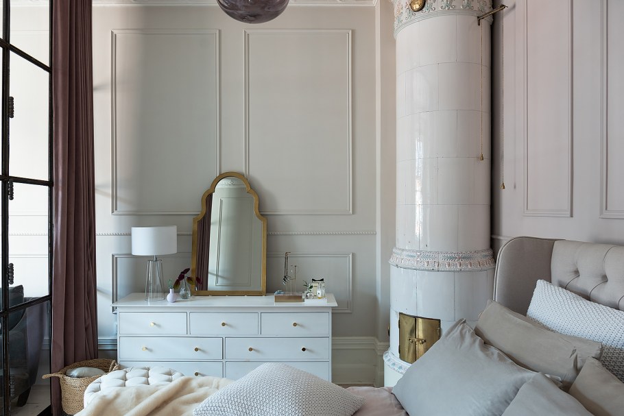 Кирпич и лепнина в интерьере