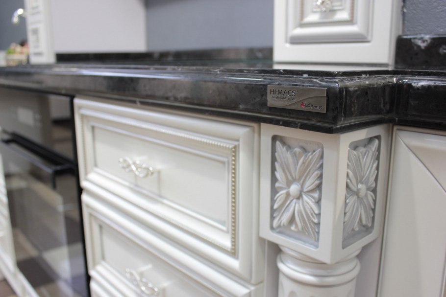 Белая кухня с серебряной патиной холодильник