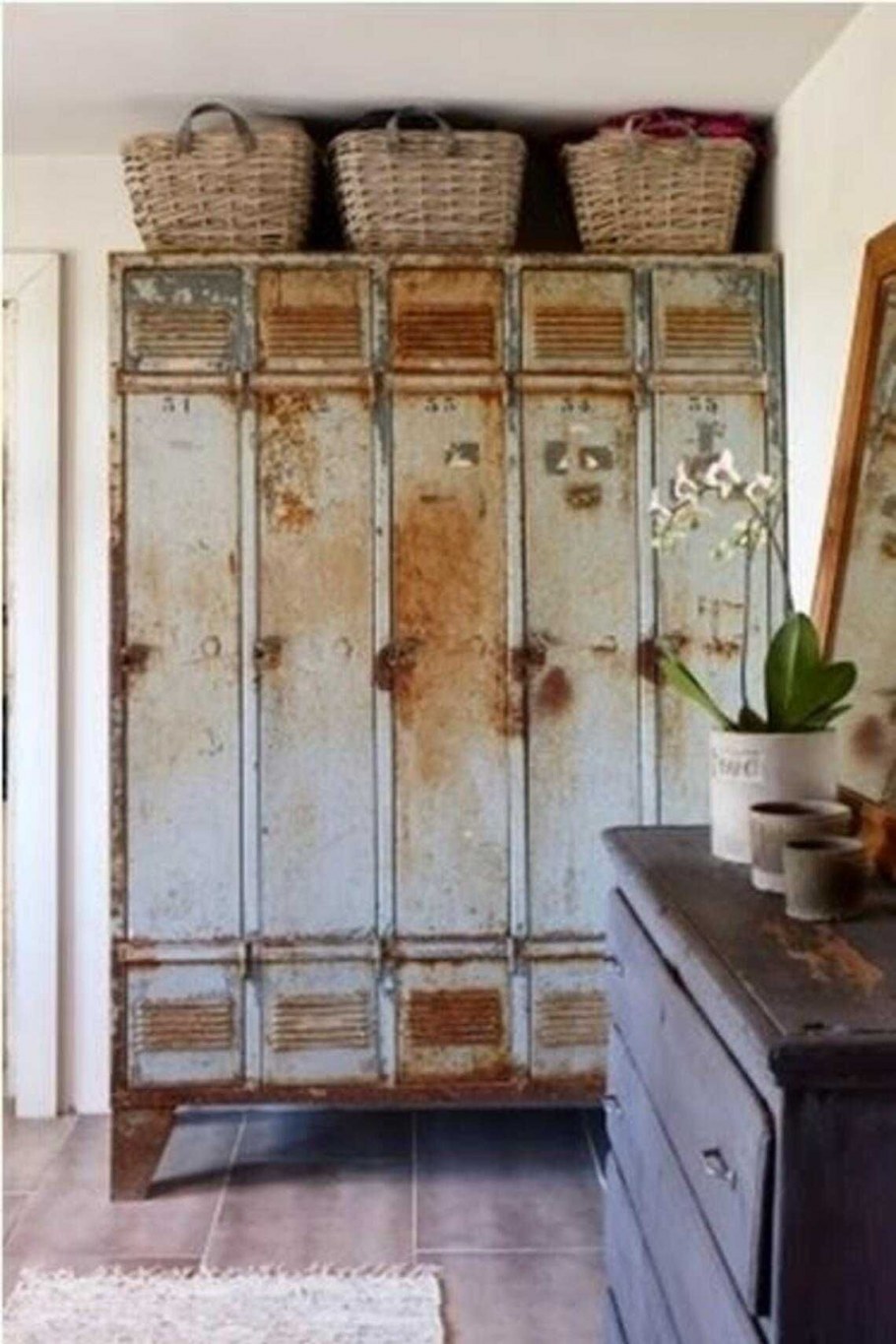 Винтажный шкаф в интерьере