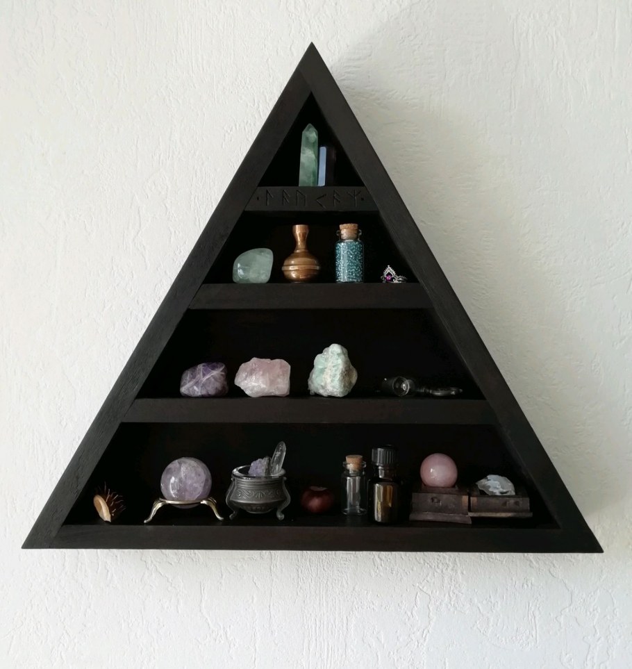 Треугольные полки