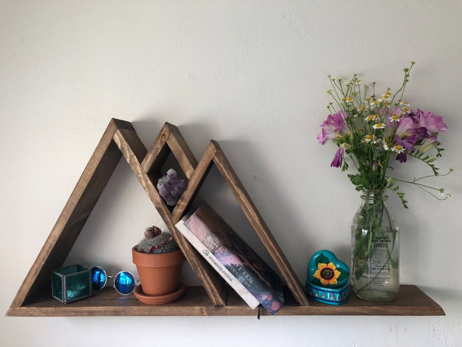 Полочки для комнаты треугольник на стену своими руками