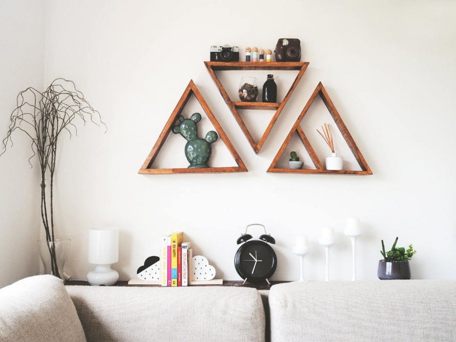 Декор на полках кухни