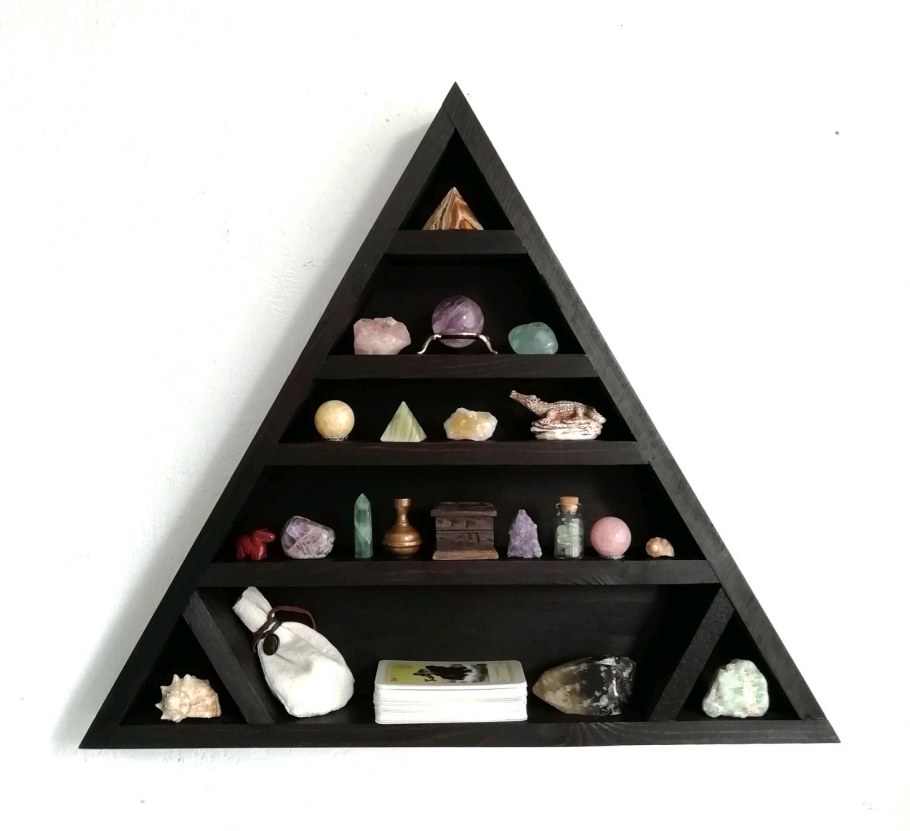 Треугольный стеллаж