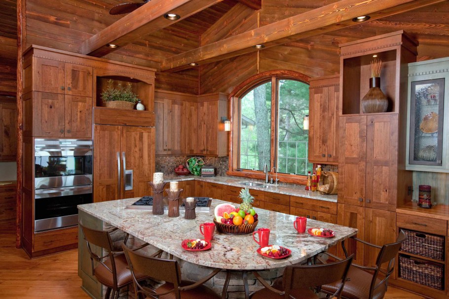 Уютная кухня в деревянном доме