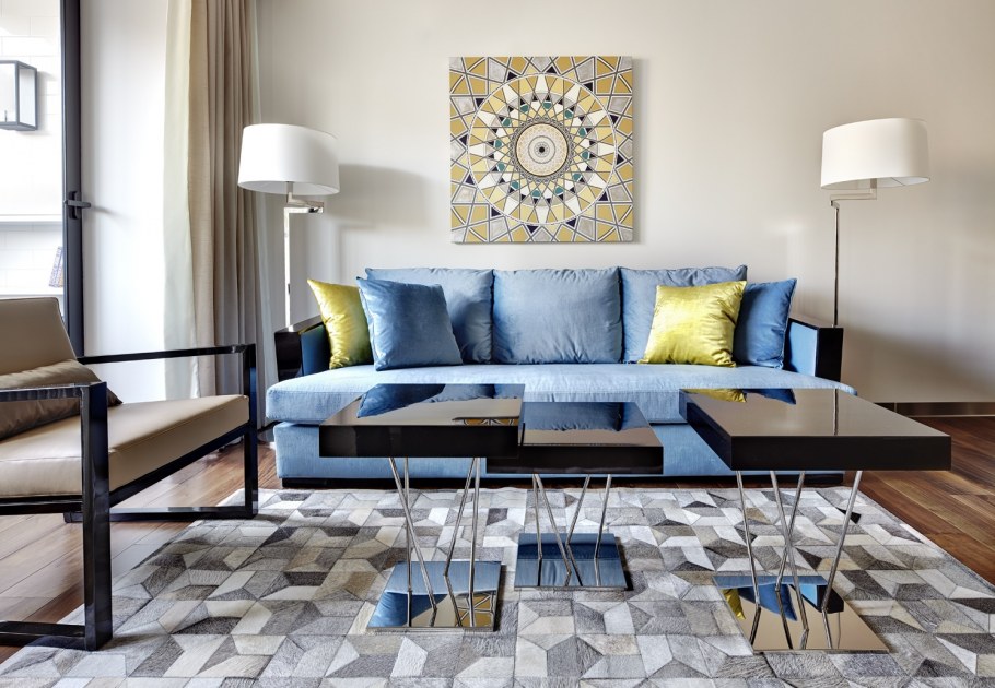 Гостиная с синим диваном