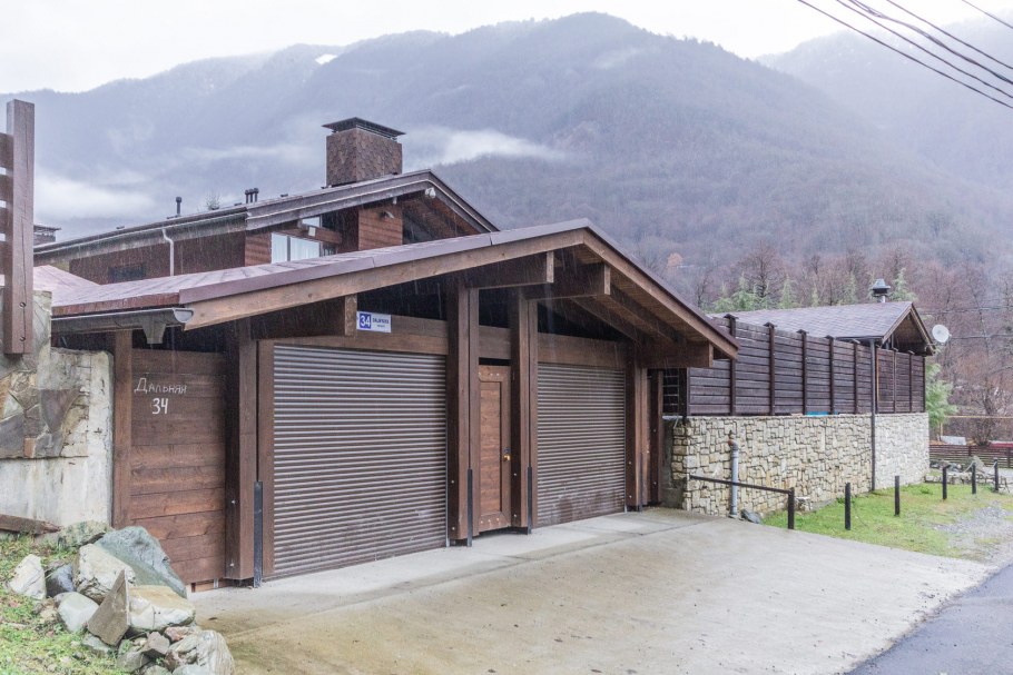 Забор в альпийском стиле