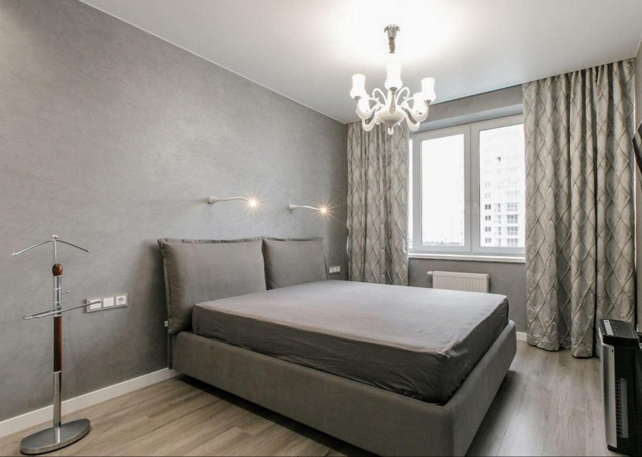 Серый потолок в спальне