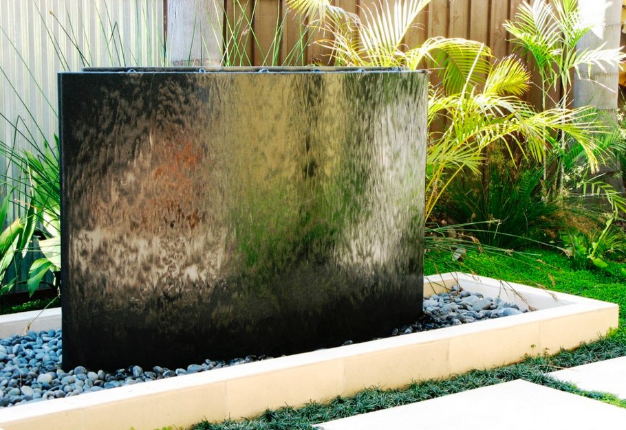 Водяная стена в саду
