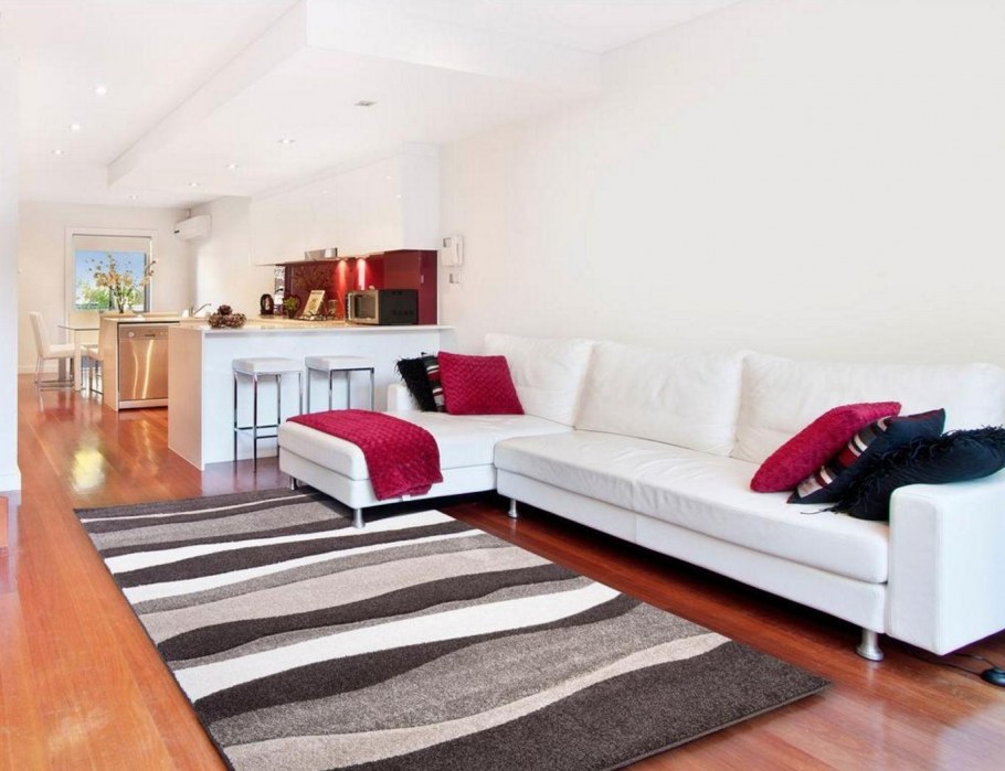 Современные интерьеры квартир с коврами и стенками