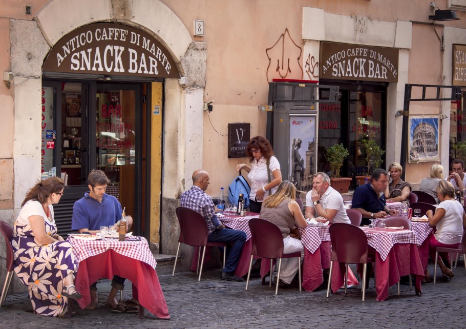 Люди в уличном кафе