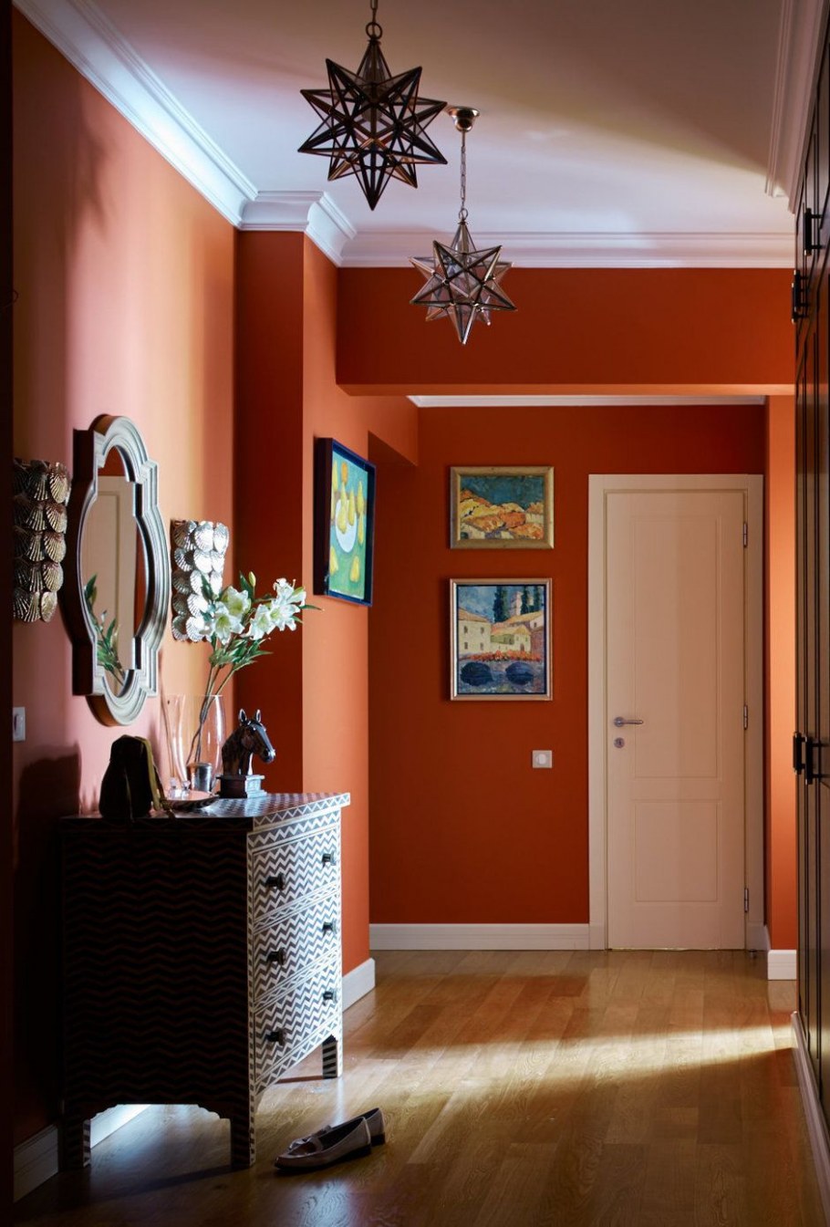 Прихожая в фиолетовом цвете