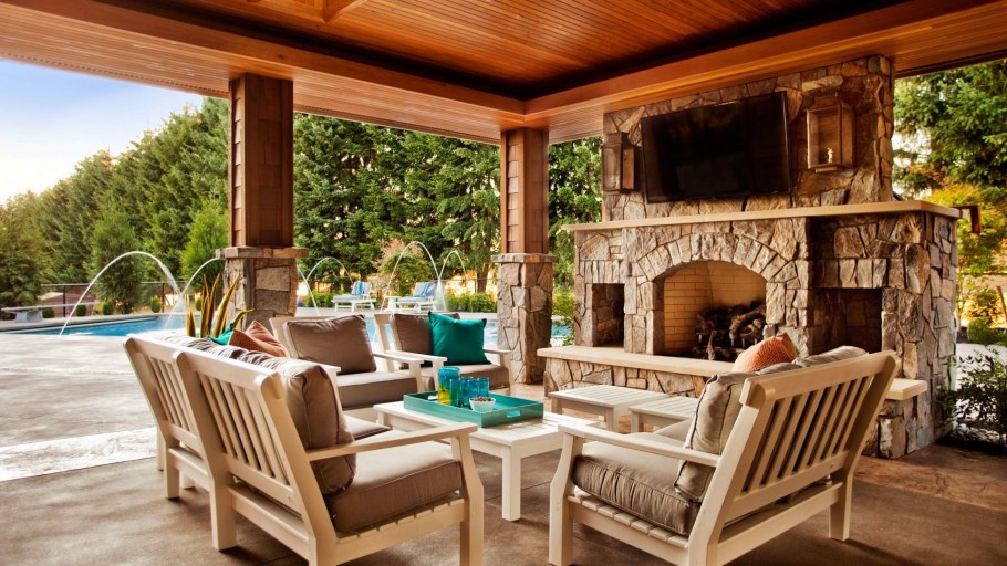 Красивая веранда из дерева