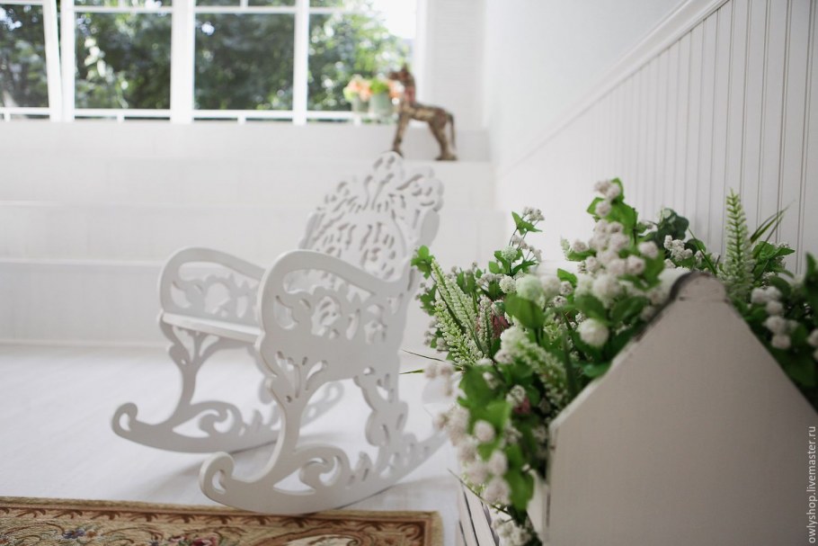 Кресло качалка белого цвета