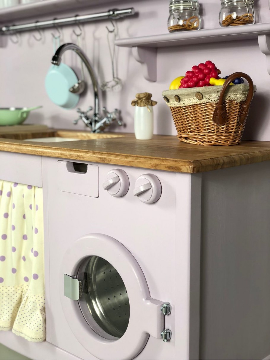 Отдельностоящая стиральная машина на кухне