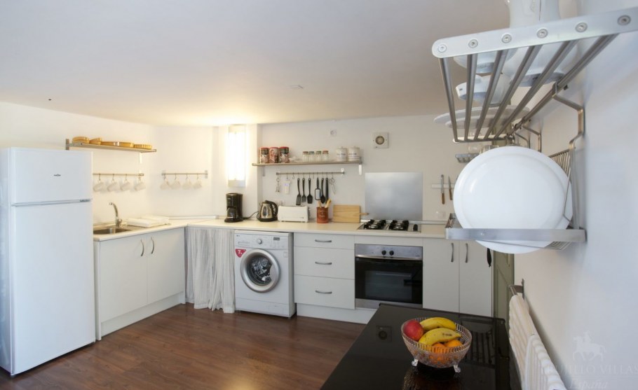Стиральная машина в интерьере кухни