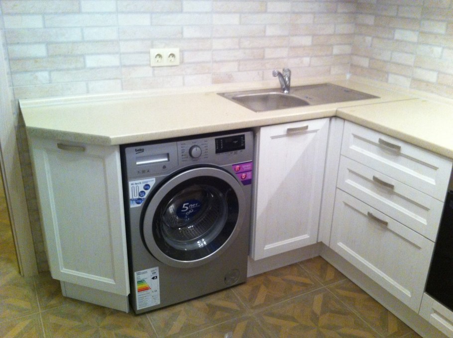 Стиральная машина в интерьере кухни