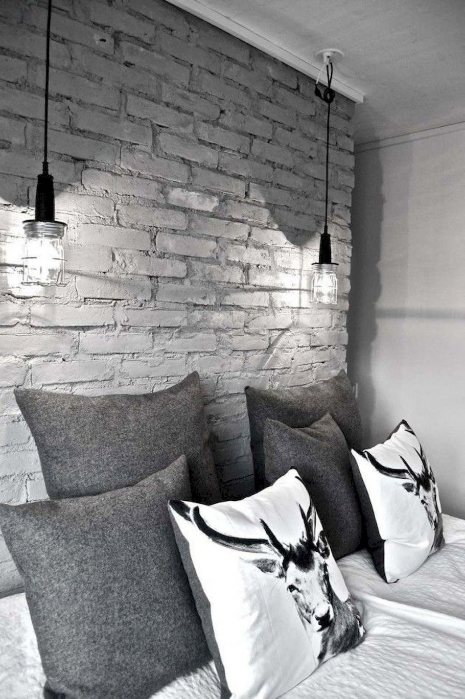 Комната с белой кирпичной стеной