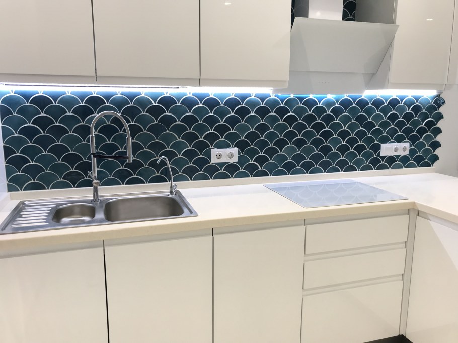 Голубая кухня фартук Арабеска